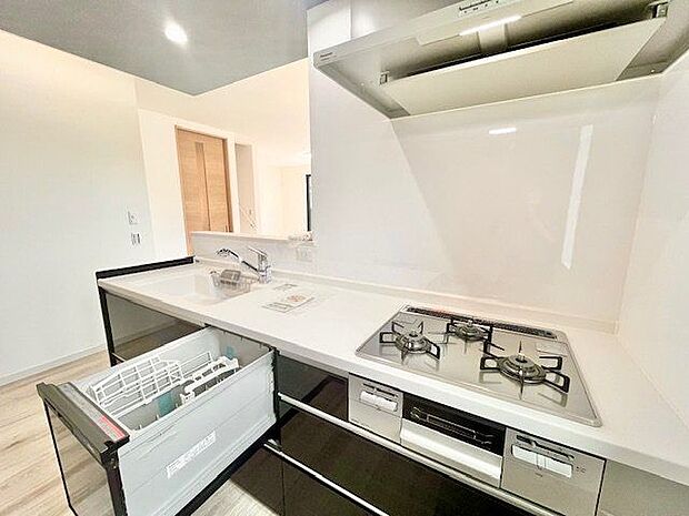 ビルトイン食洗機は作業台が広く使え、見た目もスッキリ。節水や節電も充実して家事の手助けをしてくれます。