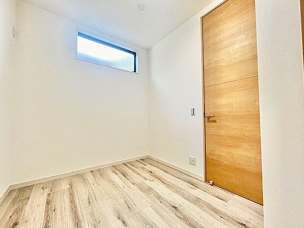 一日の疲れをいやしてくれる主寝室。時を忘れて過ごす場所として過ごせるお部屋。