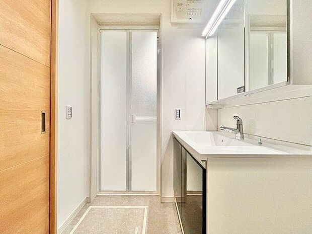 清潔感のある色合いのプライベート空間は、身だしなみチェックや肌のお手入れに最適です。