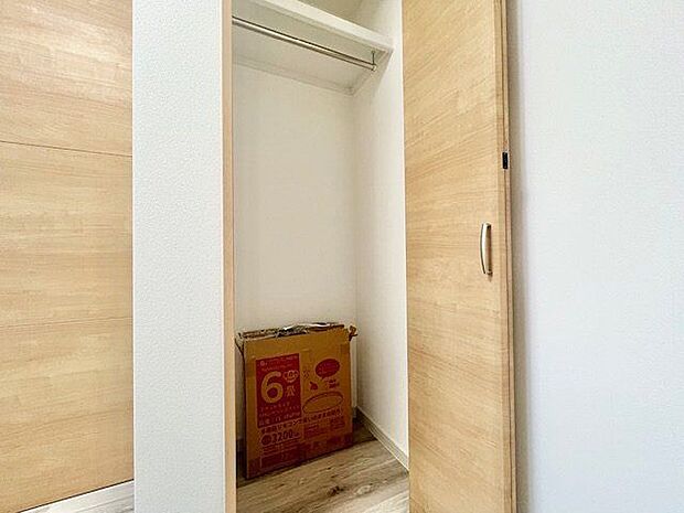 充分な収納スペースを確保。居室内に余計な家具を置く必要がないので、シンプルですっきりとした暮らし。