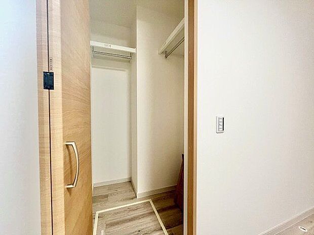 ひと目で収納物を確認できるウォークインクローゼットは、ゆとりの広さを備えた大型収納。