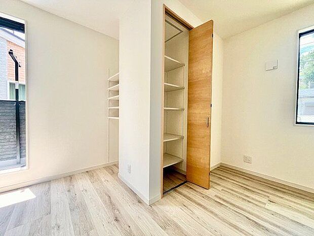 リビングへにも収納をご用意。日用品のストックや防災グッズなどをスッキリ収納できます。