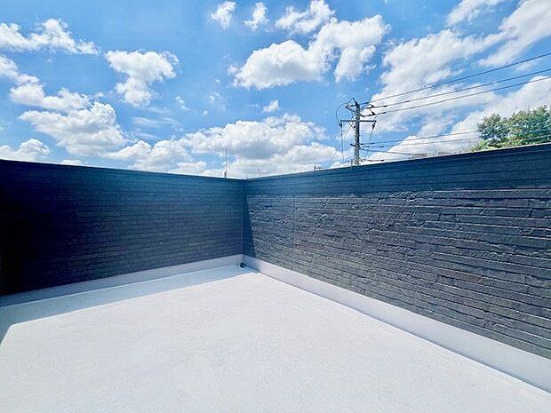 ルーフバルコニーでランチやディナー、夏は小さなプールを置いたり。使い方も様々なもうひとつのリビング。