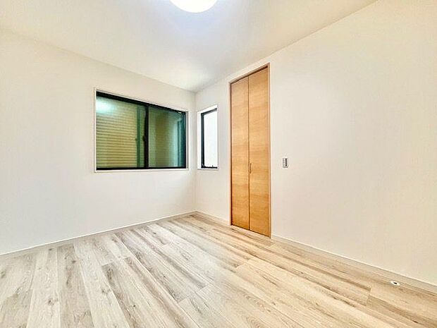 木のぬくもりを感じられる、のびのびとした明るい洋室です。いつまでも快適に暮らせる空間が広がります。