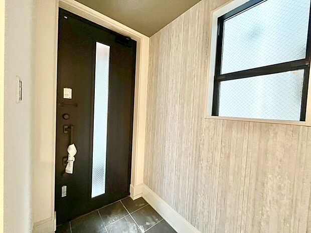 上質感漂うゆとりの広さの玄関スペース。安らぎに満ちた生活空間を予感させてくれます。