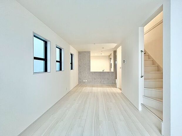 開放感と明るさをもたらす魅力のリビング。キッチンスペースまで明るくなります。自然とくつろぎの場所に。