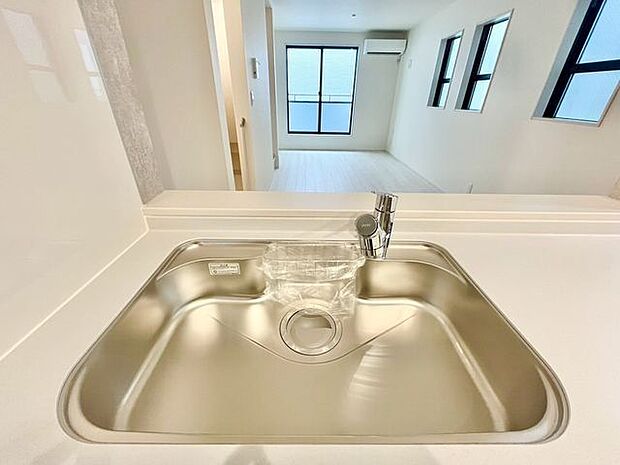 蛇口をひねるとすぐにきれいなお水が使える蛇口一体型浄水器を設置。