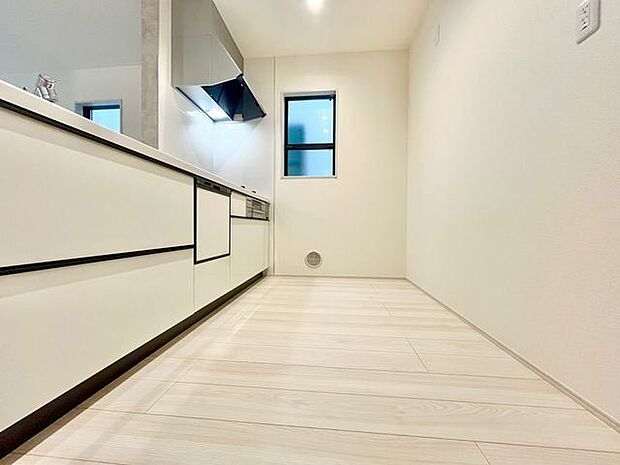 あると嬉しいキッチンの窓はお料理中も換気が出来て匂いがこもりません。光を取り込み明るい空間に。