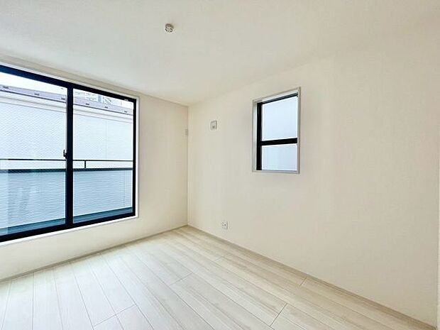 開口部が広くたくさんの陽を取り入れます。窓を開ければ気持ちよい風が舞い込んできて開放的な空間を演出。