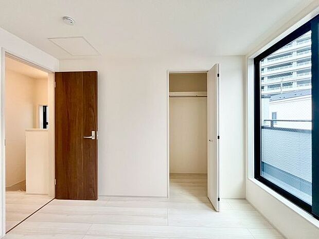 充分な収納スペースを確保。居室内に余計な家具を置く必要がないので、シンプルですっきりとした暮らし。