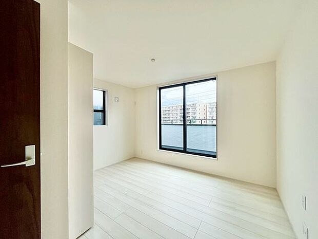 居心地のいい暮らしには欠かせない眩い採光。ゆったりとした幅の窓からこの空間に降り注ぐ採光が絶えません