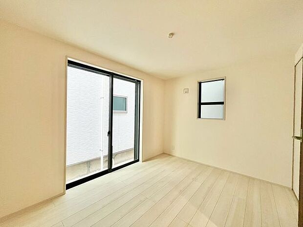 大きな窓からたっぷりと陽光が注がれる明るい空間。一日の疲れを癒してくれる洋室。時を忘れて過ごす空間。