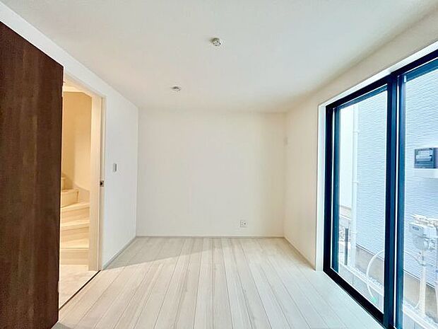 明るい色味の床は、部屋を明るく清潔な印象に見せる効果あり。圧迫感が少くゆったりと感じる事ができます。