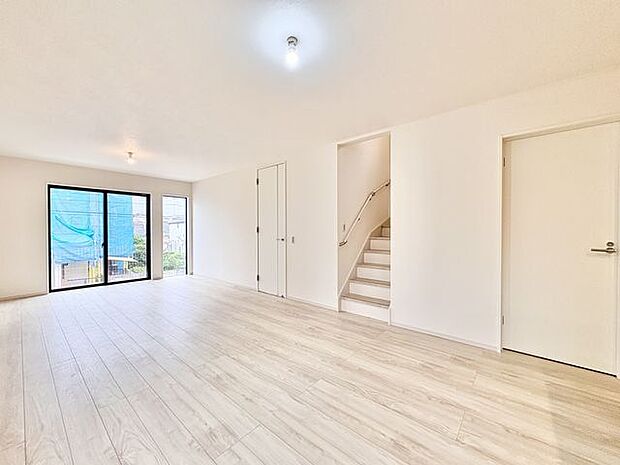 窓越しに射し込む自然光が風合い豊かな室内を照らし出し、落ち着きのある上品な空間を演出します。