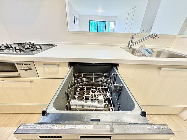 食器を洗っている間にお掃除など、様々なシーンで家事の時短に役立つビルトイン食洗機。