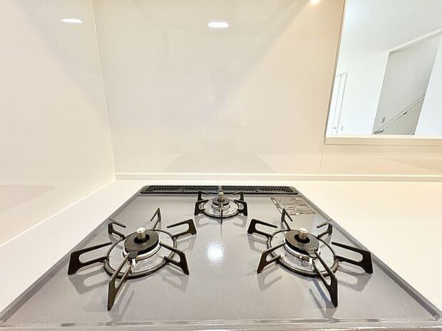 忙しいときでも一度にたくさんの料理が作れる3口コンロ。使い勝手の良さを考えました。