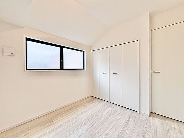 木のぬくもりを感じられる、のびのびとした明るい洋室です。いつまでも快適に暮らせる空間が広がります。