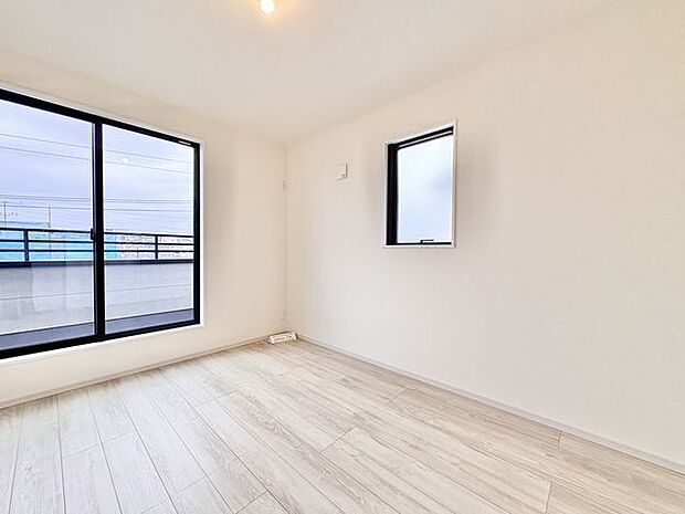 開口部が広くたくさんの陽を取り入れます。窓を開ければ気持ちよい風が舞い込んできて開放的な空間を演出。