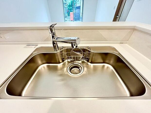 キレイなお水がいつでも、安心して飲める浄水器内蔵型水栓付き。