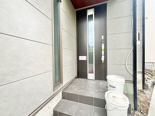 毎日出入りに使う玄関は外出する時は爽やかに、帰宅するときはホッとする落ち着いた空間へ。