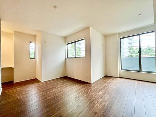 広く明るく、より心地良く暮せる空間にしました。採光・通風が周囲の空間に広がり、明るく爽やかな住まい。