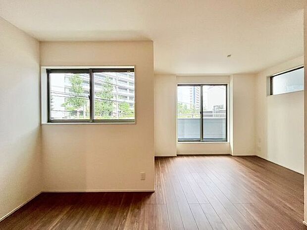 眩いばかりの陽の光が室内を満たしていきます。清らかで艶やかな時間をもたらしてくれる空間です。