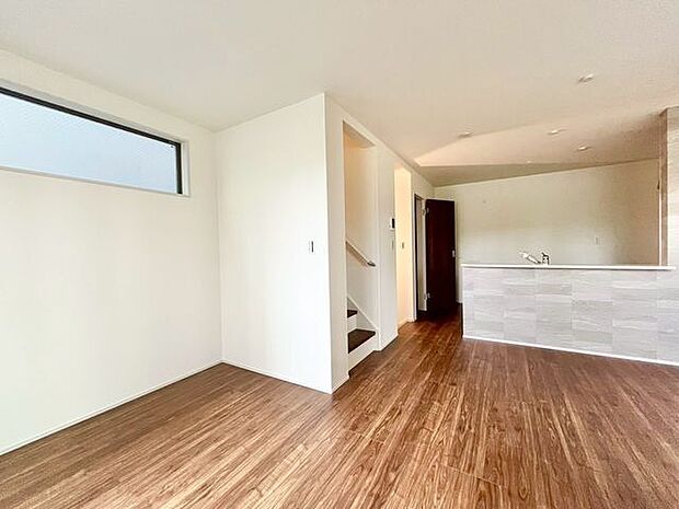 開放感と明るさをもたらす魅力のリビング。キッチンスペースまで明るくなります。自然とくつろぎの場所に。