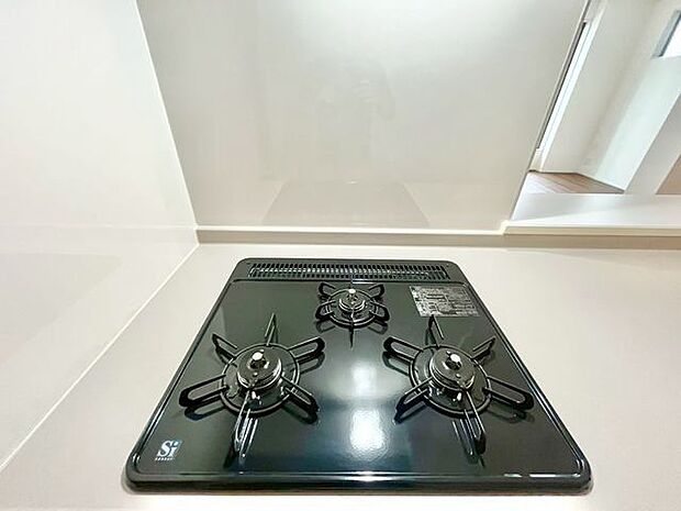 忙しいときでも一度にたくさんの料理が作れる3口コンロ。使い勝手の良さを考えました。