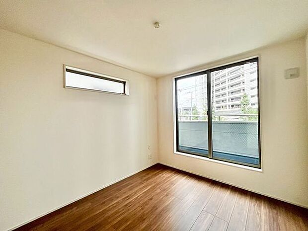 大きな窓からたっぷりと陽光が注がれる明るい空間。一日の疲れを癒してくれる洋室。時を忘れて過ごす空間。