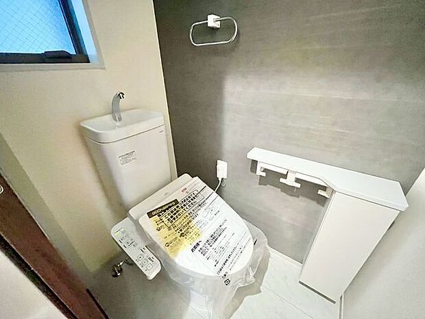 換気と明るさに配慮した、清潔感溢れるトイレ。落ち着いた空間で安らぎのひとときをお過ごしいただけます。