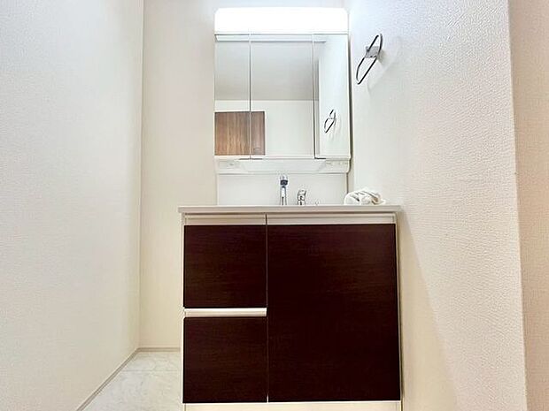 清潔感のある色合いのプライベート空間は、身だしなみチェックや肌のお手入れに最適です。