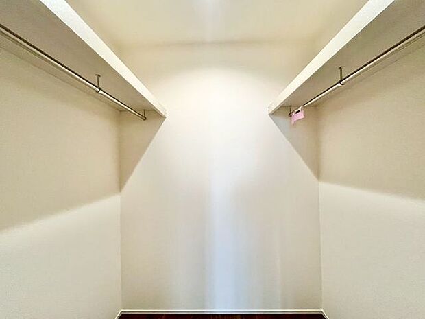 ひと目で収納物を確認できるウォークインクローゼットは、ゆとりの広さを備えた大型収納。