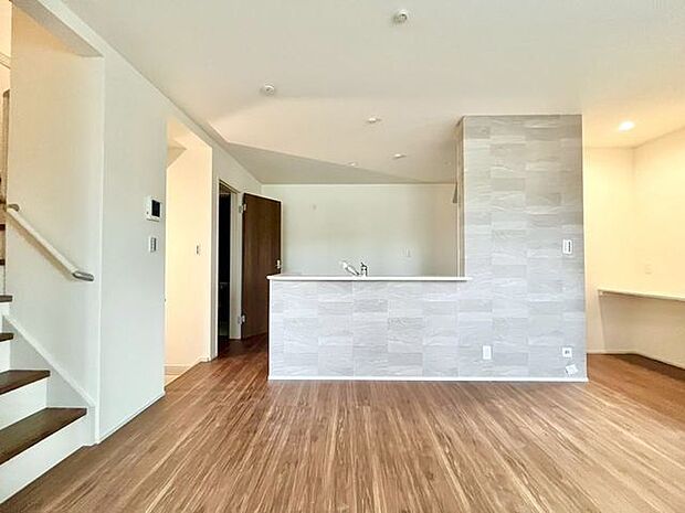 光と風があふれる開放的なリビングダイニング。明るく穏やかな空気のなかで飲んだり、食べたり、笑ったり。