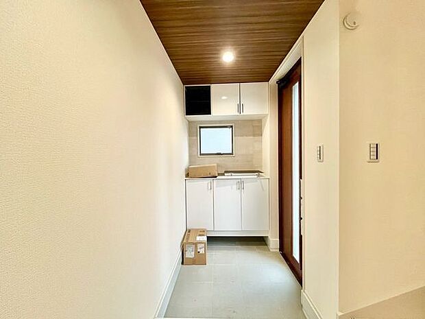 上質感漂うゆとりの広さの玄関スペース。安らぎに満ちた生活空間を予感させてくれます。