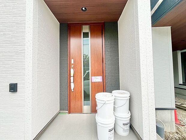 玄関はお家の顔としてすっきりとした素敵な空間に。印象のよい玄関は爽やかな住まいへの入り口です。