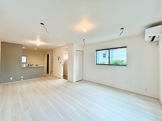 眩いばかりの陽の光が室内を満たしていきます。清らかで艶やかな時間をもたらしてくれる空間です。