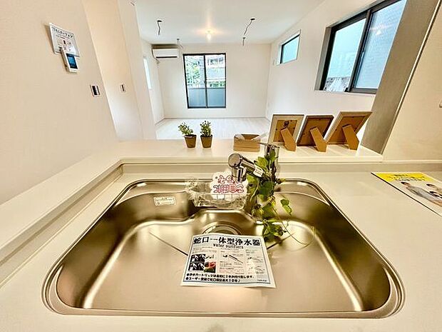 蛇口をひねるとすぐにきれいなお水が使える蛇口一体型浄水器を設置。