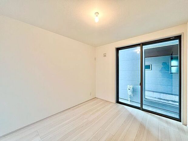 大きな窓からたっぷりと陽光が注がれる明るい空間。一日の疲れを癒してくれる洋室。時を忘れて過ごす空間。