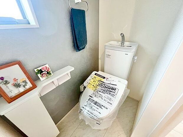 換気と明るさに配慮した、清潔感溢れるトイレ。落ち着いた空間で安らぎのひとときをお過ごしいただけます。