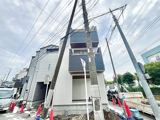 シンプルでスッキリとしたスタイリッシュな佇まい。家族の成長を見守り続け、美しい未来へ導いてくれます。