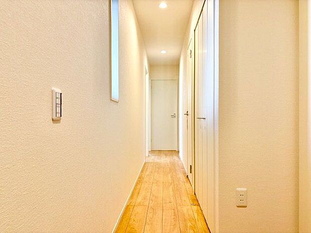 上質感漂うゆとりの広さの玄関スペース。安らぎに満ちた生活空間を予感させてくれます。