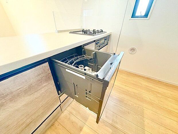 ビルトイン食洗機は作業台が広く使え、見た目もスッキリ。節水や節電も充実して家事の手助けをしてくれます。