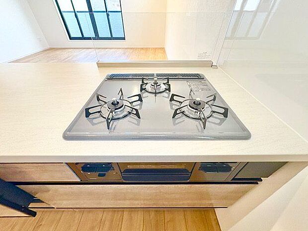 忙しいときでも一度にたくさんの料理が作れる3口コンロ。使い勝手の良さを考えました。