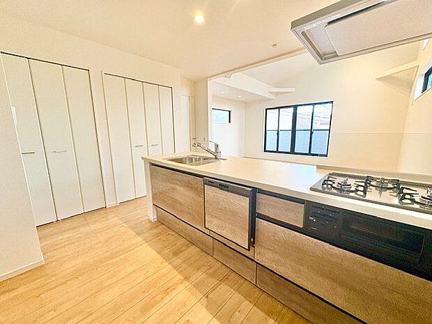 人に寄り添った美しい道具、使いこなす楽しみも教えてくれるシステムキッチンです。