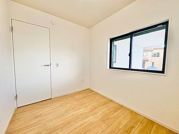 居心地のいい暮らしには欠かせない眩い採光。ゆったりとした幅の窓からこの空間に降り注ぐ採光が絶えません。