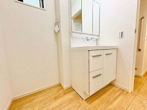 洗面台の横にランドリースペースを設置。家事動線に配慮された作りです。