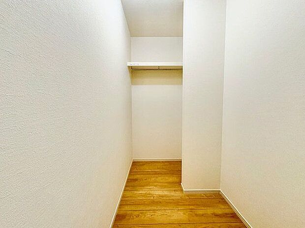 収納力豊富なウォークインクローゼットは洋服や小物類など、目的に応じてすっきり美しい収納を実現します