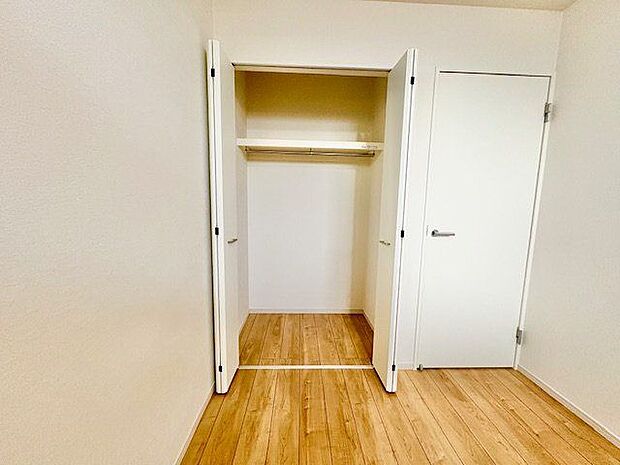 収納スペースが付いていて、お部屋を最大限に広く使っていただけます。荷物の多い方も安心です。