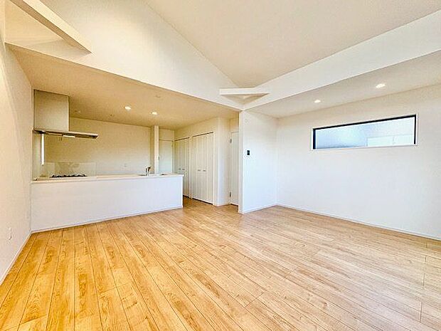 ゆったりとした空間設計で、心地よさが広がるリビング。家族やゲストを迎えるにふさわしい快適空間です。