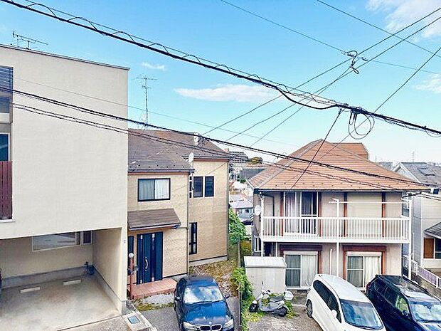 落ち着いた街並みの中で、穏やかな日常を感じられるお住まいです。